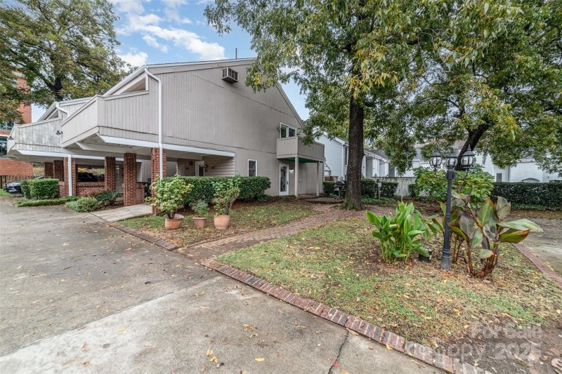 Property image 3 of 606 N Graham Street in Fourth Ward, Charlotte, NC 28202