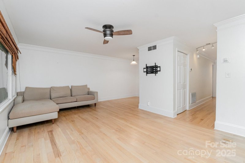 Property image 4 of 4611 Hedgemore Drive in Park Place, Charlotte, NC 28209