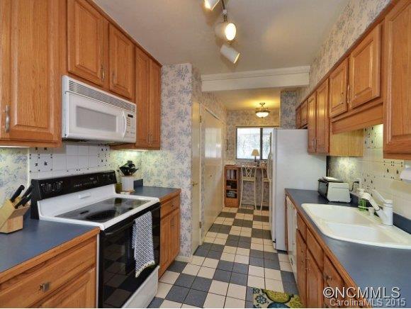 Property image 3 at 13 Lakemoor Lane, Hendersonville, NC 28739