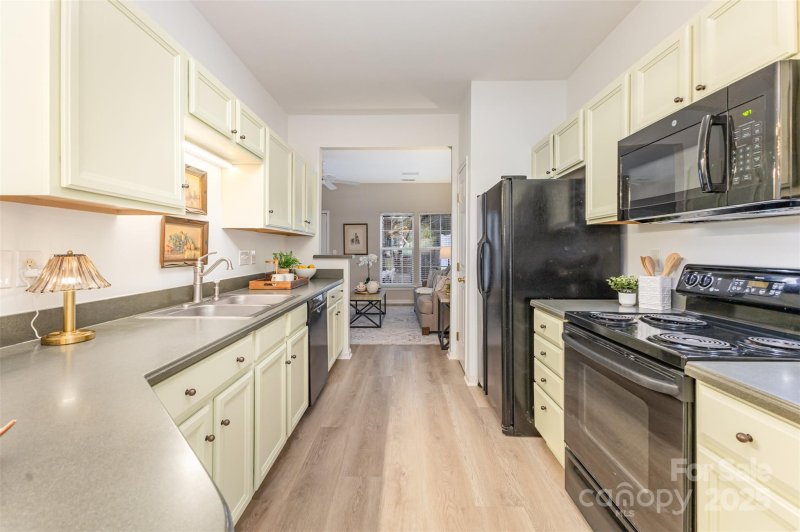 Property image 4 of 12327 Jessica Place in Prosperity Village, Charlotte, NC 28269