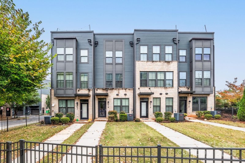 Property image 2 of 418 W Tremont Avenue in Tremont Square, Charlotte, NC 28203