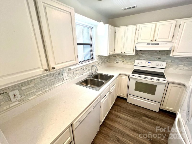 Property image 5 at 300 E Park Avenue, Charlotte, NC 28203