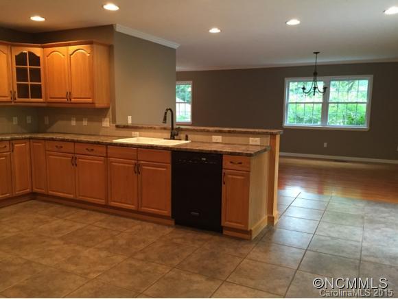 Property image 4 at 4 Fernbrook Place, Asheville, NC 28804