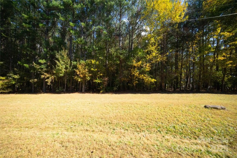 Property image 2 of 122 Arrington Road in Arrington Woods, Statesville, NC 28625