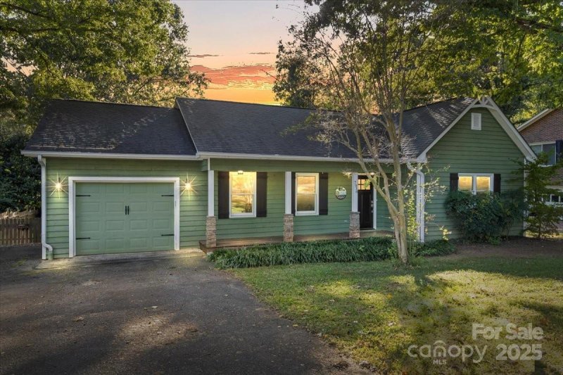 Property image 2 of 7918 Sarah Drive in Lakehaven Estates, Denver, NC 28037