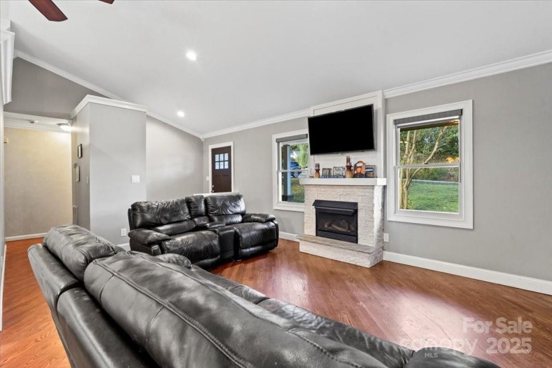 Property image 3 of 7918 Sarah Drive in Lakehaven Estates, Denver, NC 28037