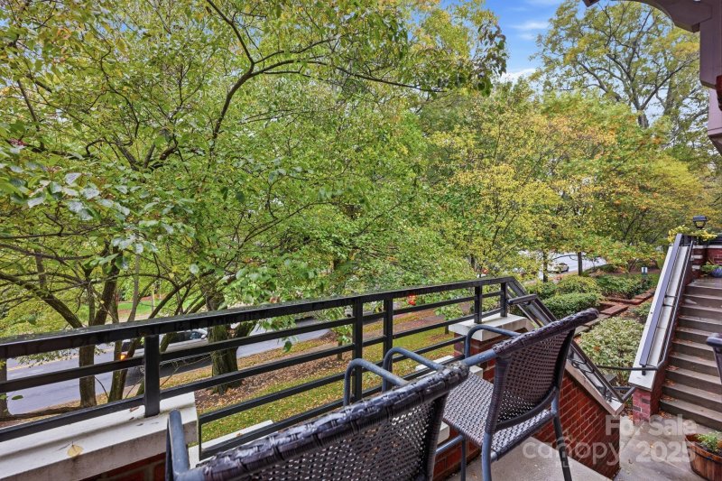 Property image 4 of 100 N Laurel Avenue in Elizabeth, Charlotte, NC 28207