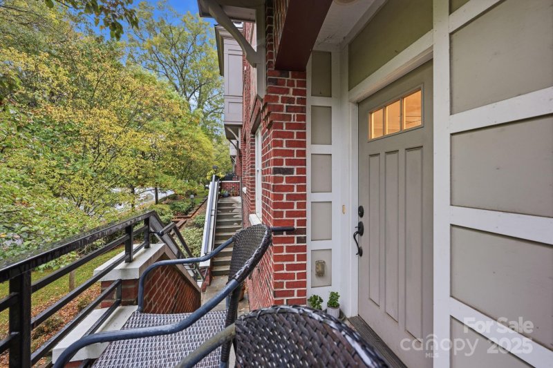 Property image 5 of 100 N Laurel Avenue in Elizabeth, Charlotte, NC 28207