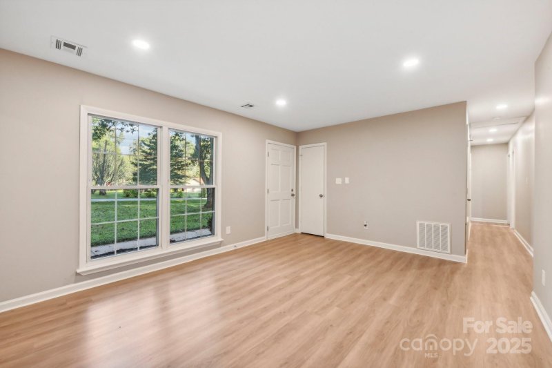 Property image 4 of 6622 Brushwood Drive in Ridgeview, Charlotte, NC 28262