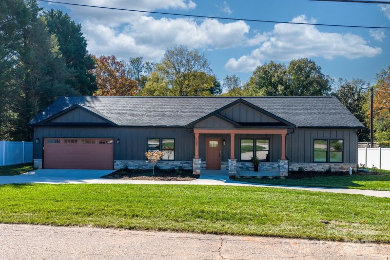 Property image 2 of 121 31st Avenue in Fairview Park, Hickory, NC 28601