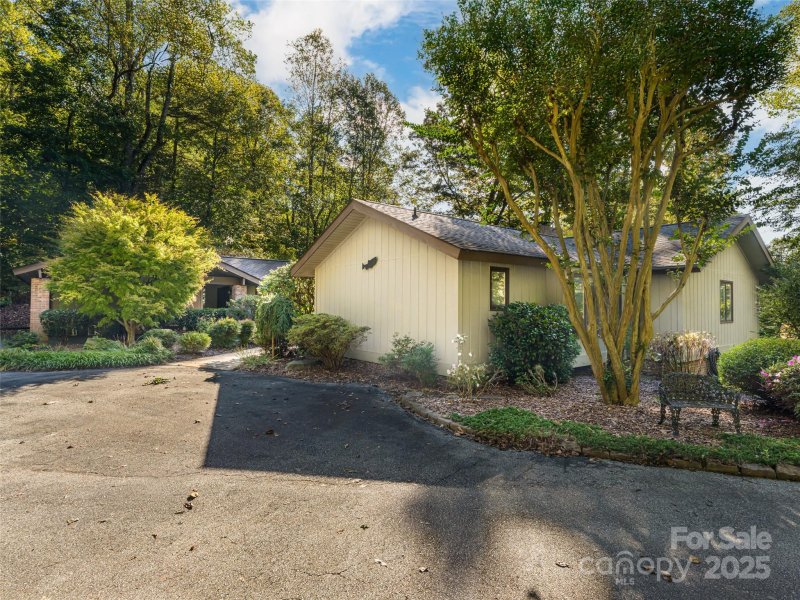 Property image 2 of 412 W Browning Road in Hawthorne Hills, Hendersonville, NC 28791