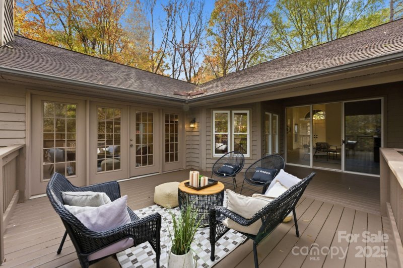 Huntington, Charlotte Community