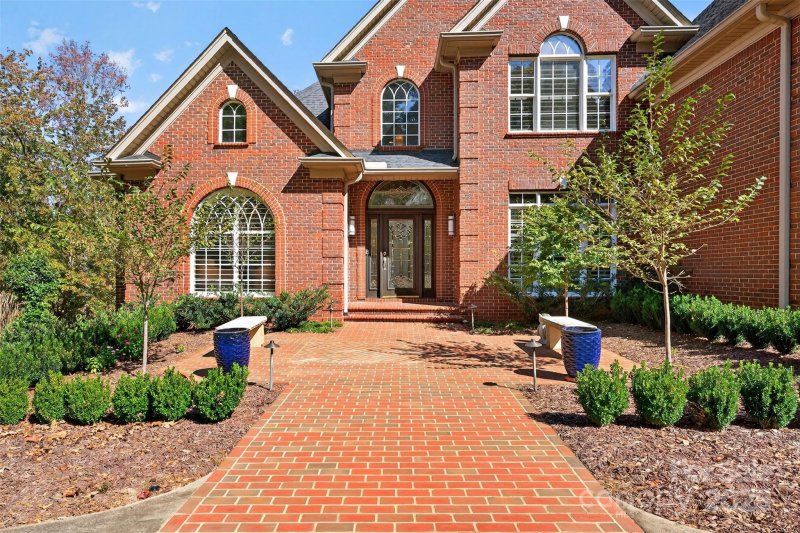 823 Inverness Circle