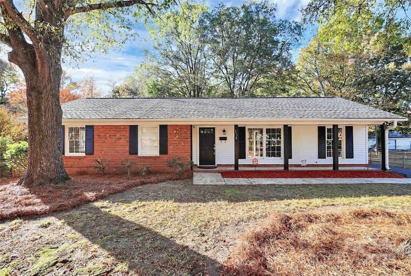 Eastbrook Woods, Charlotte Community