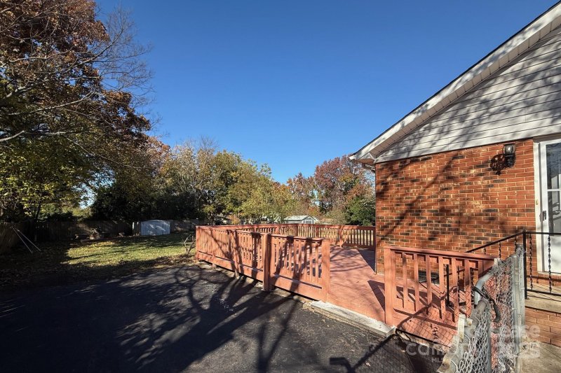 Property image 3 at 6126 Cherrycrest Lane, Charlotte, NC 28217