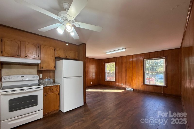 Property image 5 at 6126 Cherrycrest Lane, Charlotte, NC 28217