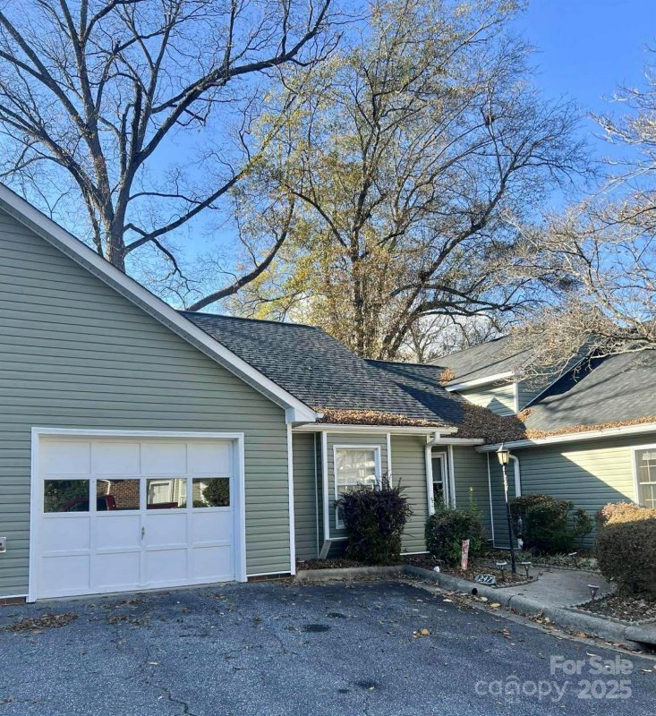 Heritage Manor, Hickory Community