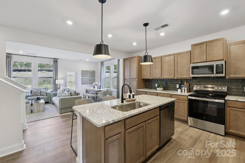 Bell Glen, Charlotte Community