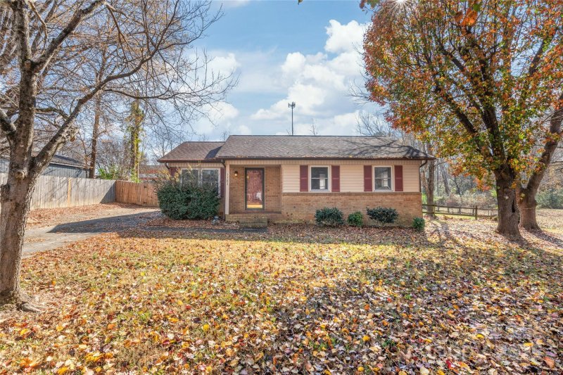 5703 Hillcrest Circle