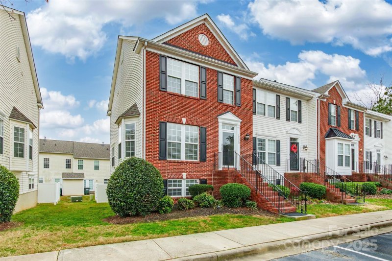 Garden Oaks, Charlotte Community