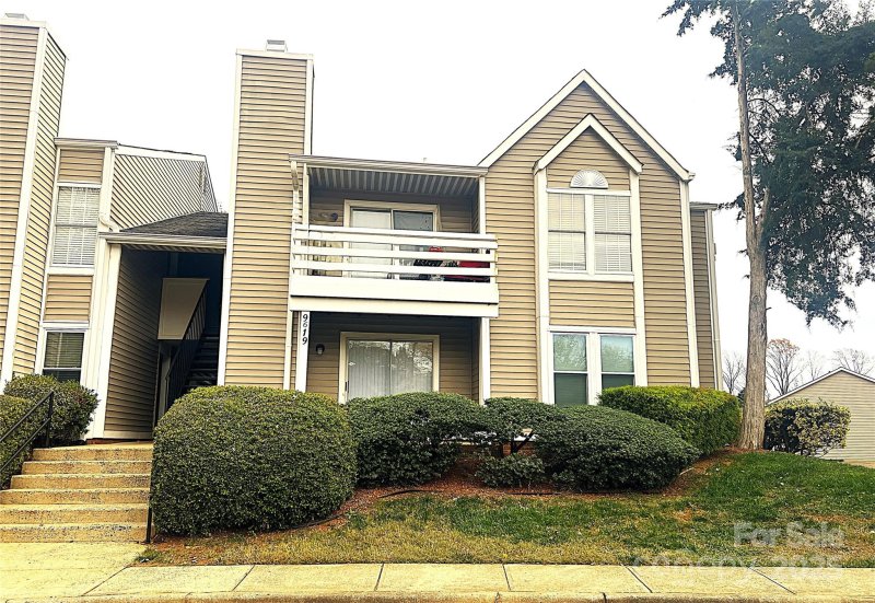 Colville Garden Condos, Charlotte Community