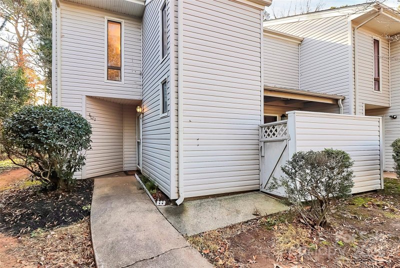 Apple Tree Village, Charlotte Community