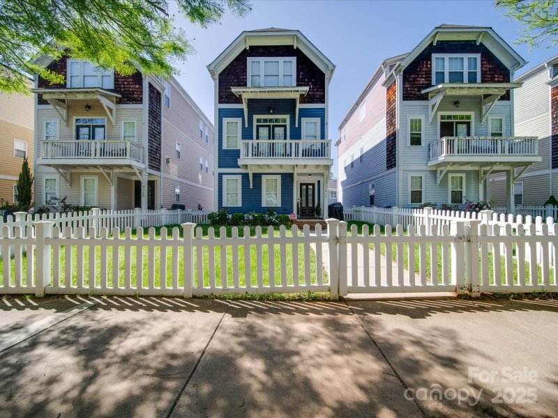 Lela Court, Charlotte community