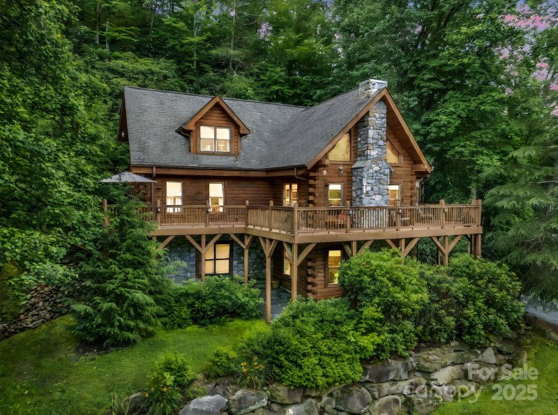 Cedar Creek Mountain, Lake Lure community