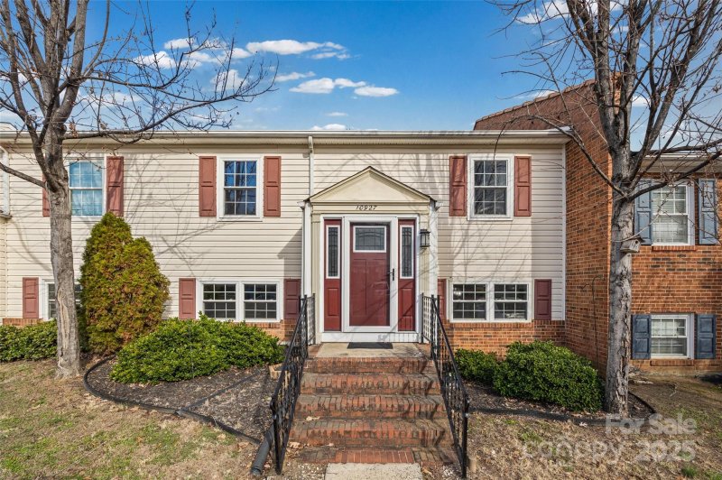 Lexington Commons, Charlotte community