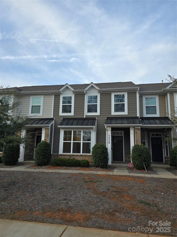 The Enclave at Davis Lake, Charlotte community