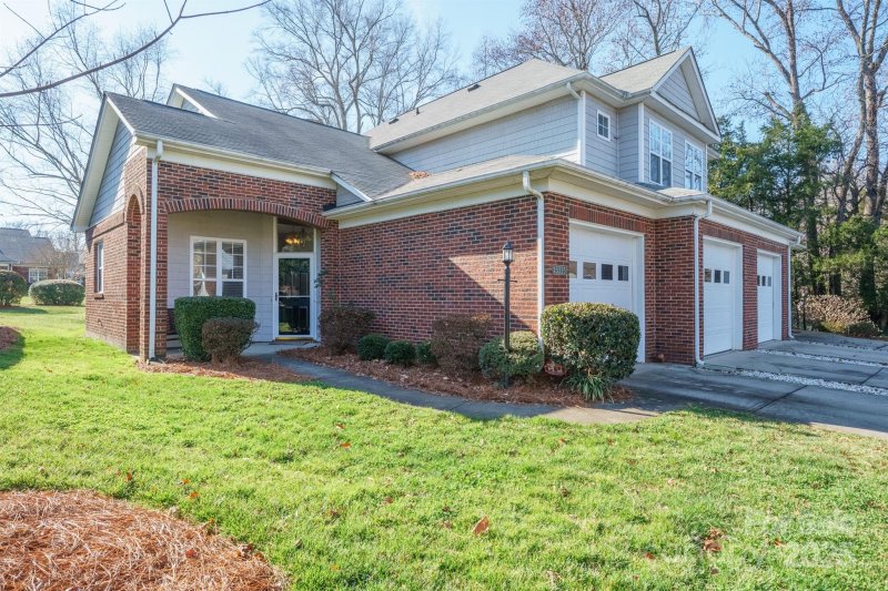 Mint Lake Village, Matthews community