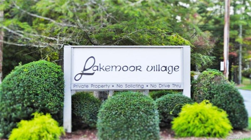 Property image 5 at 7 Lakemoor Lane, Hendersonville, NC 28739