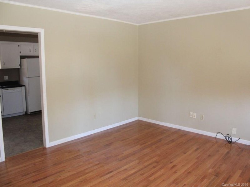 Property image 2 at 70 E Silverleaf Drive, Hendersonville, NC 28739