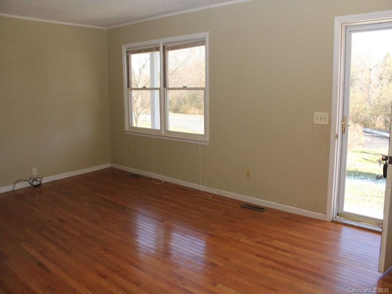 Property image 3 at 70 E Silverleaf Drive, Hendersonville, NC 28739