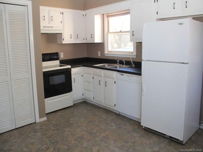 Property image 5 at 70 E Silverleaf Drive, Hendersonville, NC 28739