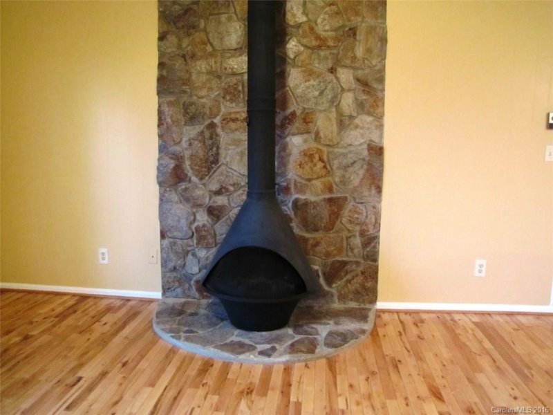 Property image 4 at 1118 Holiday Drive, Hendersonville, NC 28739