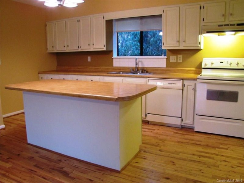 Property image 5 at 1118 Holiday Drive, Hendersonville, NC 28739