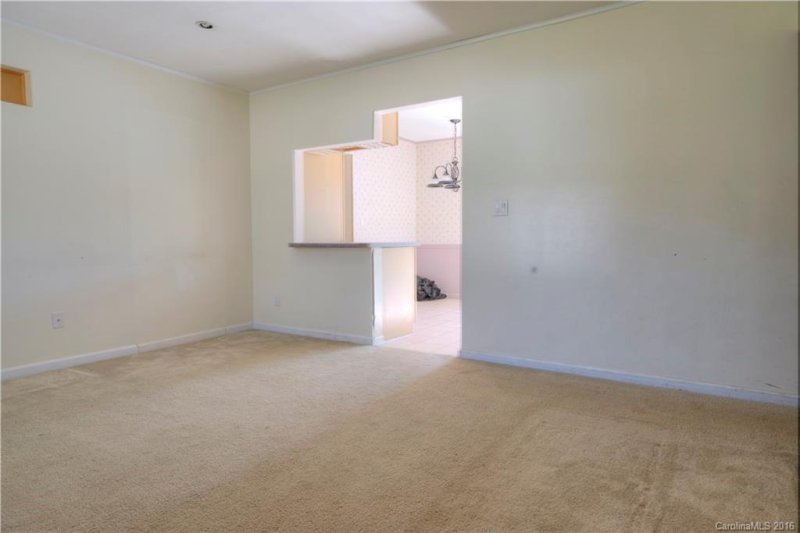 Property image 2 at 32 W Silverleaf Drive, Hendersonville, NC 28739