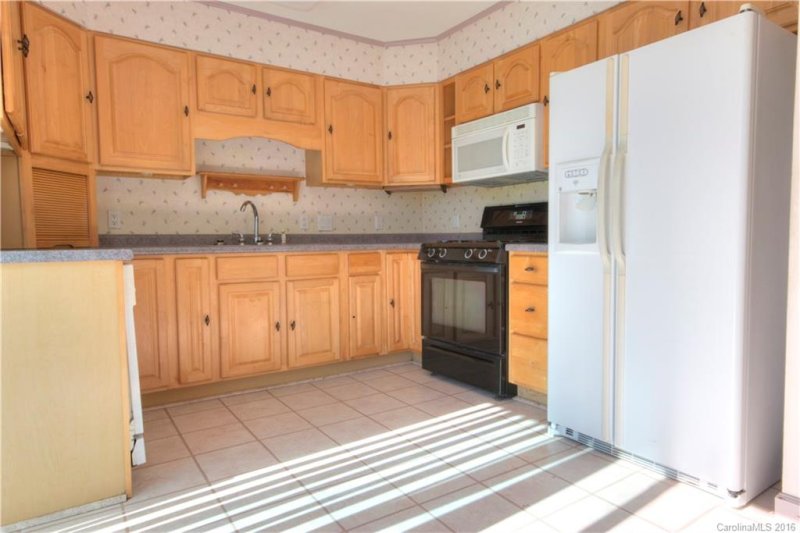 Property image 3 at 32 W Silverleaf Drive, Hendersonville, NC 28739