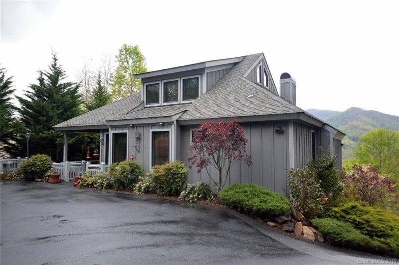 208 Hawks Crest Drive