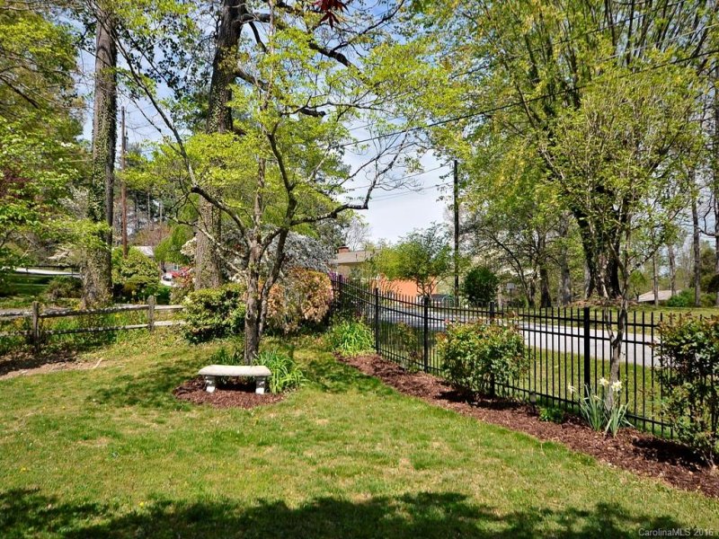 Property image 2 at 433 Hillcrest Circle, Hendersonville, NC 28792