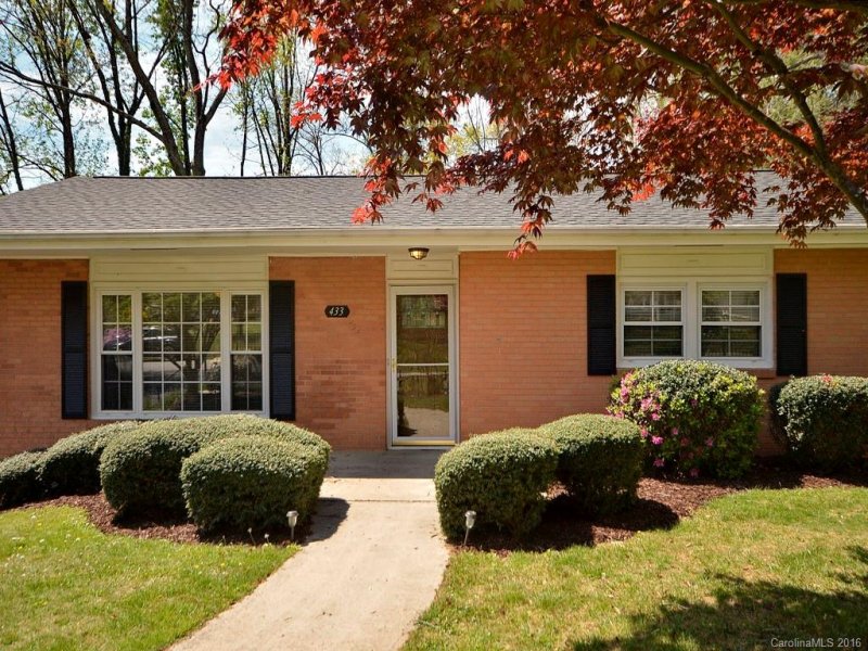 Property image 4 at 433 Hillcrest Circle, Hendersonville, NC 28792