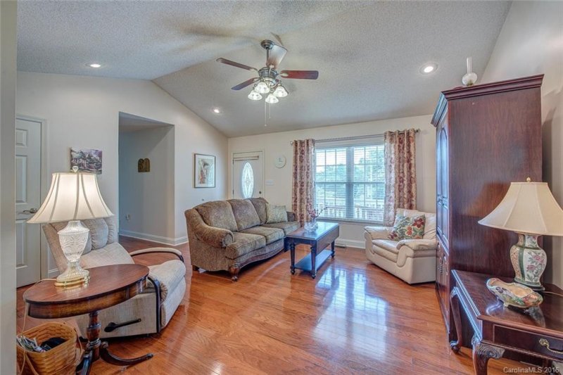 Property image 2 at 402 W Maryland Avenue, Bessemer City, NC 28016