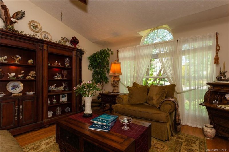 Property image 5 at 22 Old Applewood Lane, Hendersonville, NC 28739