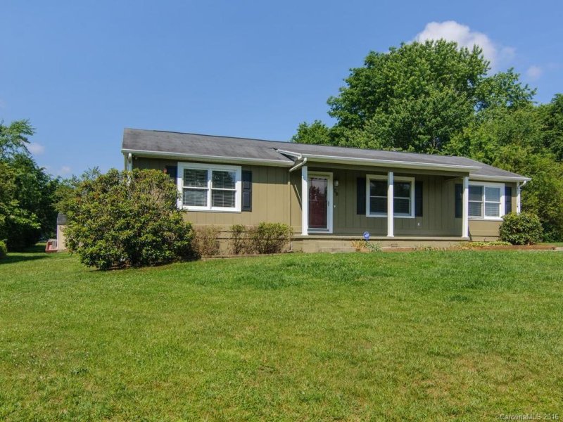 Property image 3 at 109 E Broadleaf Drive, Hendersonville, NC 28739