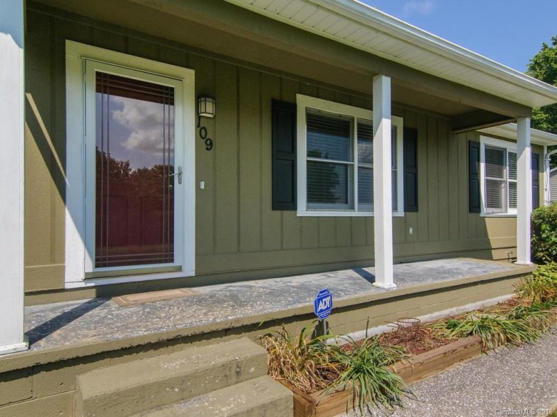 Property image 5 at 109 E Broadleaf Drive, Hendersonville, NC 28739