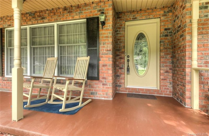 Property image 2 at 208 Deerpath Lane, Hendersonville, NC 28739