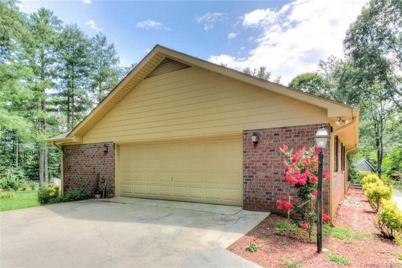 Property image 4 at 208 Deerpath Lane, Hendersonville, NC 28739