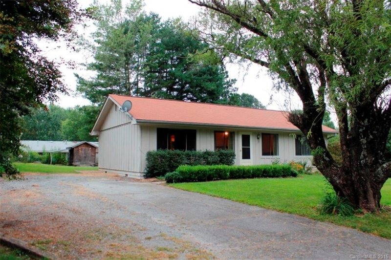 Property image 2 at 26 W Silverleaf Drive, Hendersonville, NC 28739