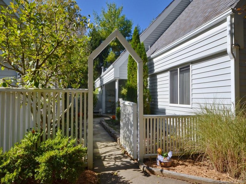 Property image 3 at 6 Stuart Circle, Asheville, NC 28804